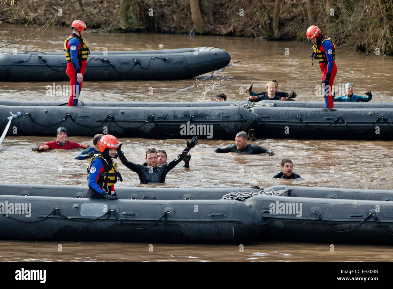 Les participants ont à surmonter un obstacle lors de la plongée cours extrêmes 'Événement' dans Braveheart-Battle Muennerstadt Mrach, Allemagne, 7 2015. Autour de 2 500 coureurs ont de plus de venir à 28 kilomètres avec 50 obstacles challanging wchih comprend le gel de l'eau froide, la boue des fosses et un feu brûlant d'obstacles. Le Braveheart-Battle est bien sûr considéré comme l'un des plus dures en Europe. Photo : Daniel Karmann/dpa Banque D'Images