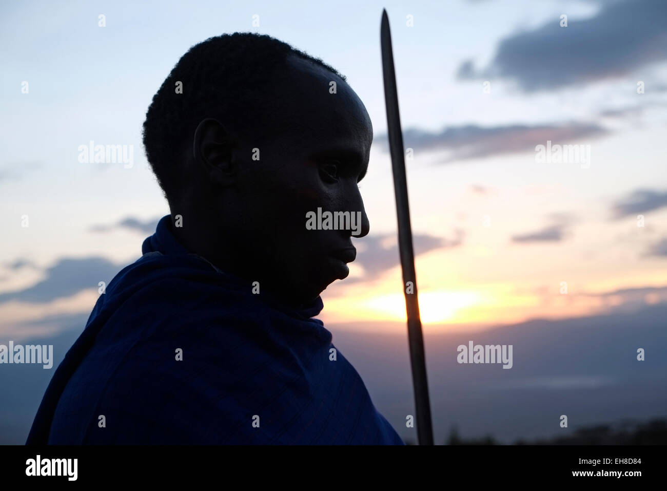 Guerrier massaï avec une lance dans la zone de conservation de Ngorongoro cratère dans la région des hautes terres de Tanzanie Afrique de l'Est Banque D'Images