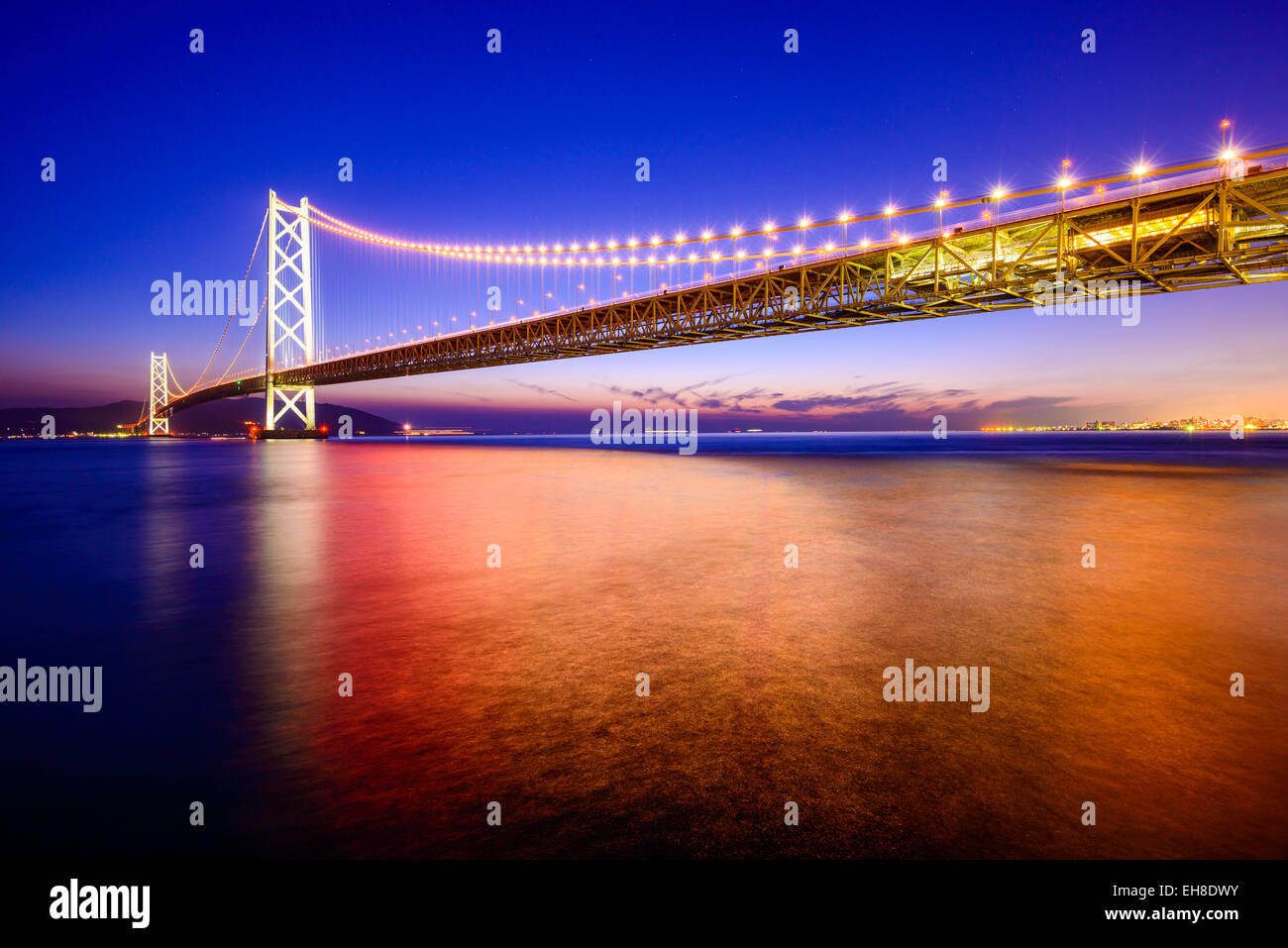 Kobe, Japon à l'Okashi Kaikyo Ohashi pont enjambant la Mer Intérieure de Seto. Banque D'Images