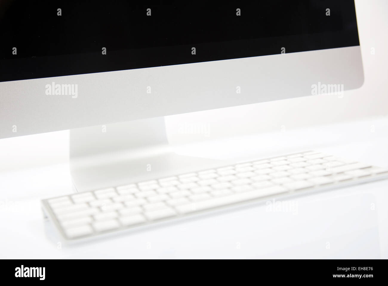 Écran de l'ordinateur et le clavier sur fond blanc Banque D'Images