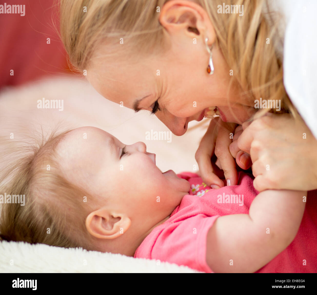 Maman regarde avec amour à l'enfant. Parenthood bonheur la conception. Banque D'Images