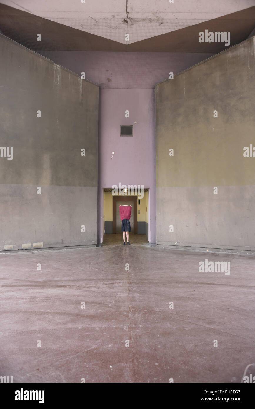 Femme d'effectuer sur un espace urbain contemporain. Banque D'Images