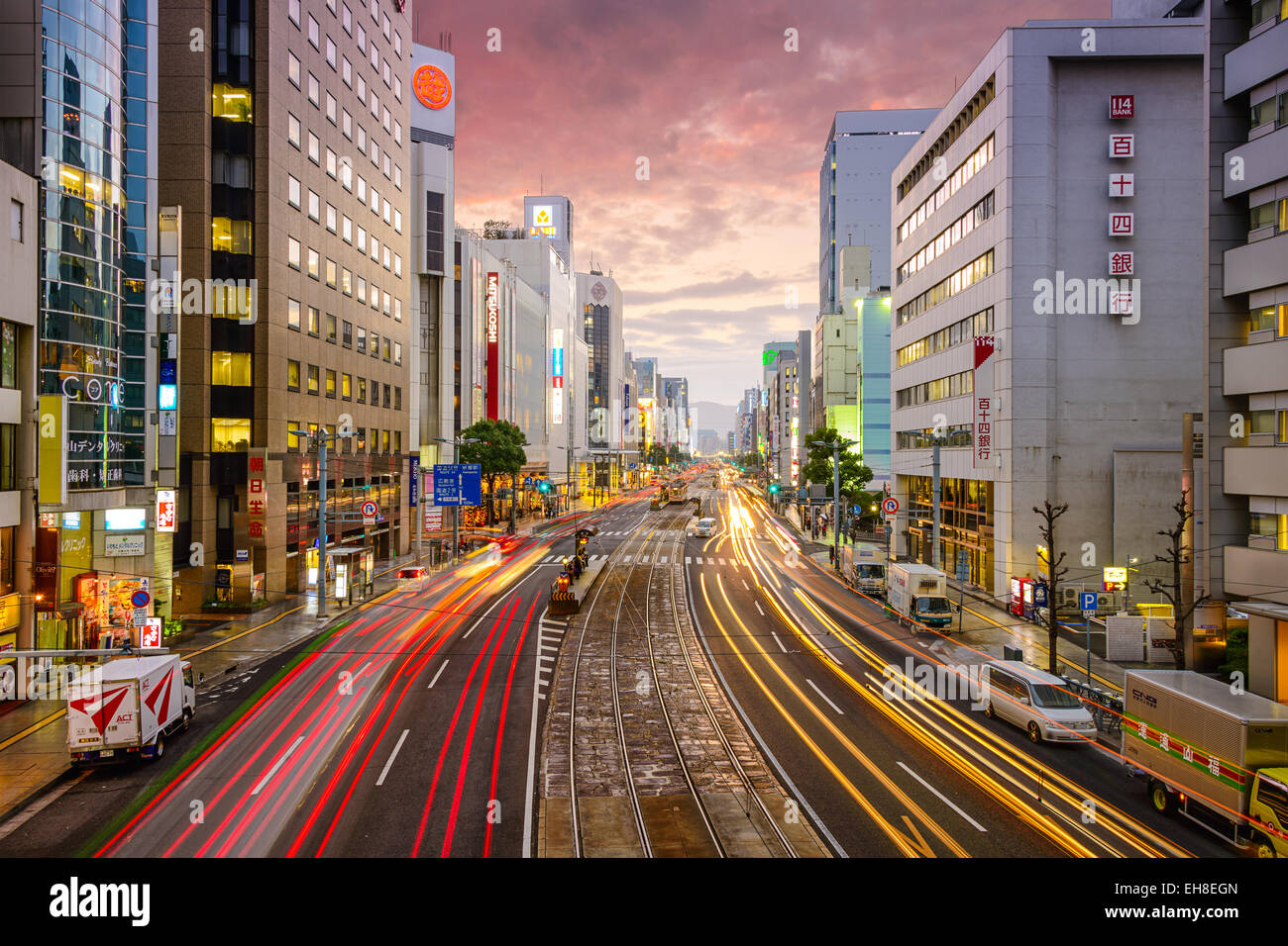 Le trafic passe sur Aioi-dori à Hiroshima, au Japon. Banque D'Images