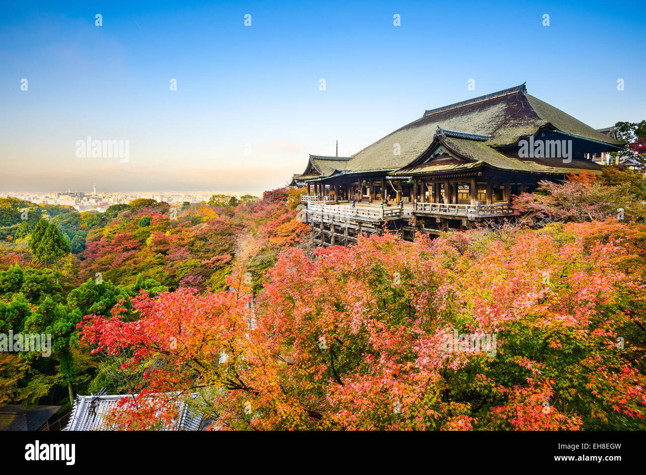 Kyoto, Japon Kiyomizu-dera au culte à l'automne. Banque D'Images