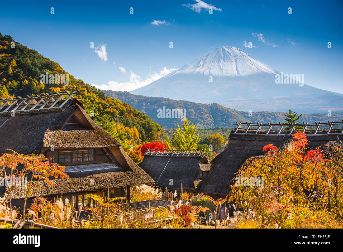 Iyashi-no-sato village avec Mt. Fuji au Japon. Banque D'Images