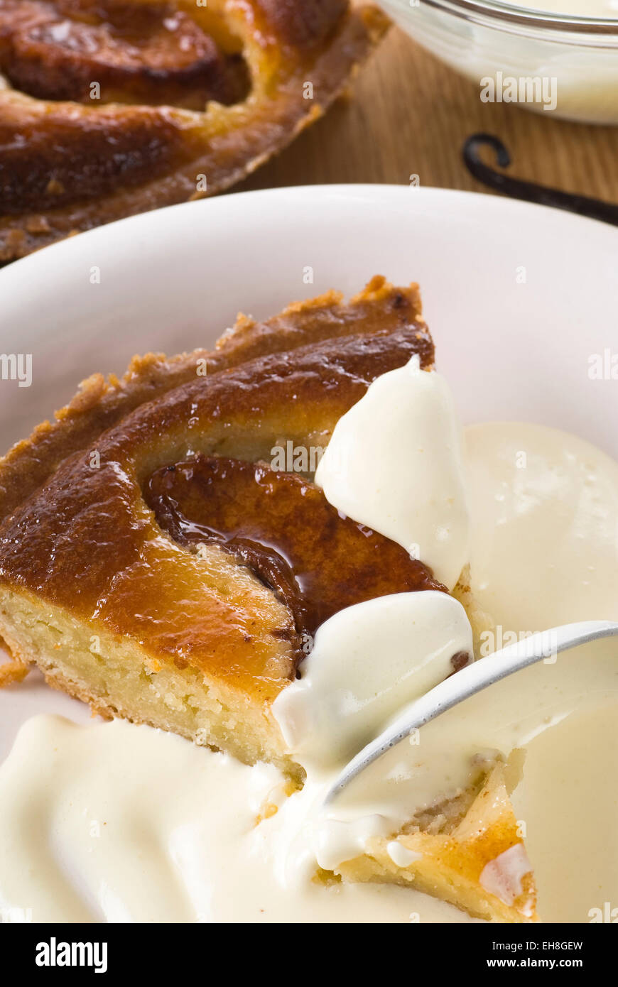 Gâteau aux pommes avec sauce à la vanille. Banque D'Images