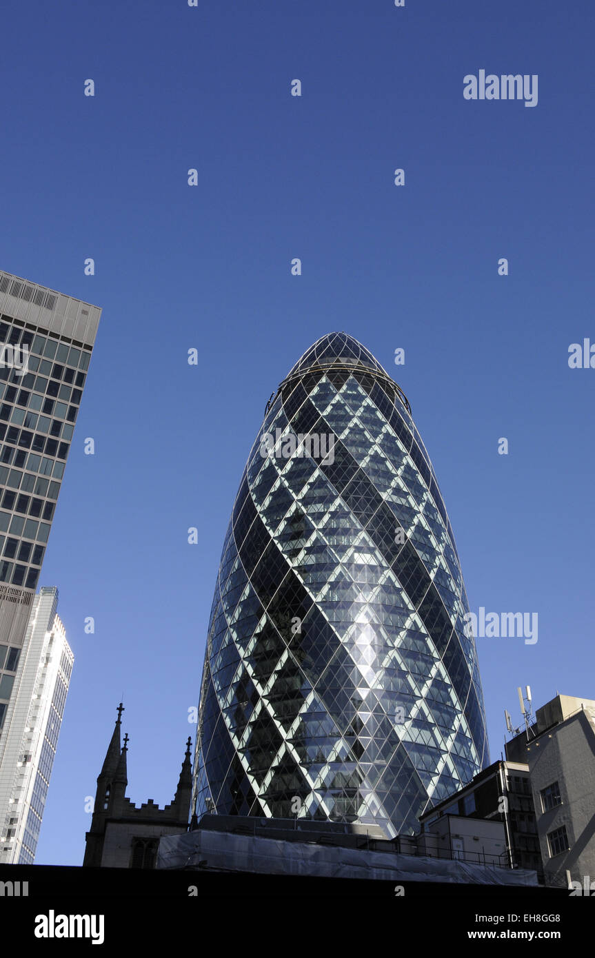 L'horizon de la ville moderne de Londres avec le Gherkin Building London England Banque D'Images