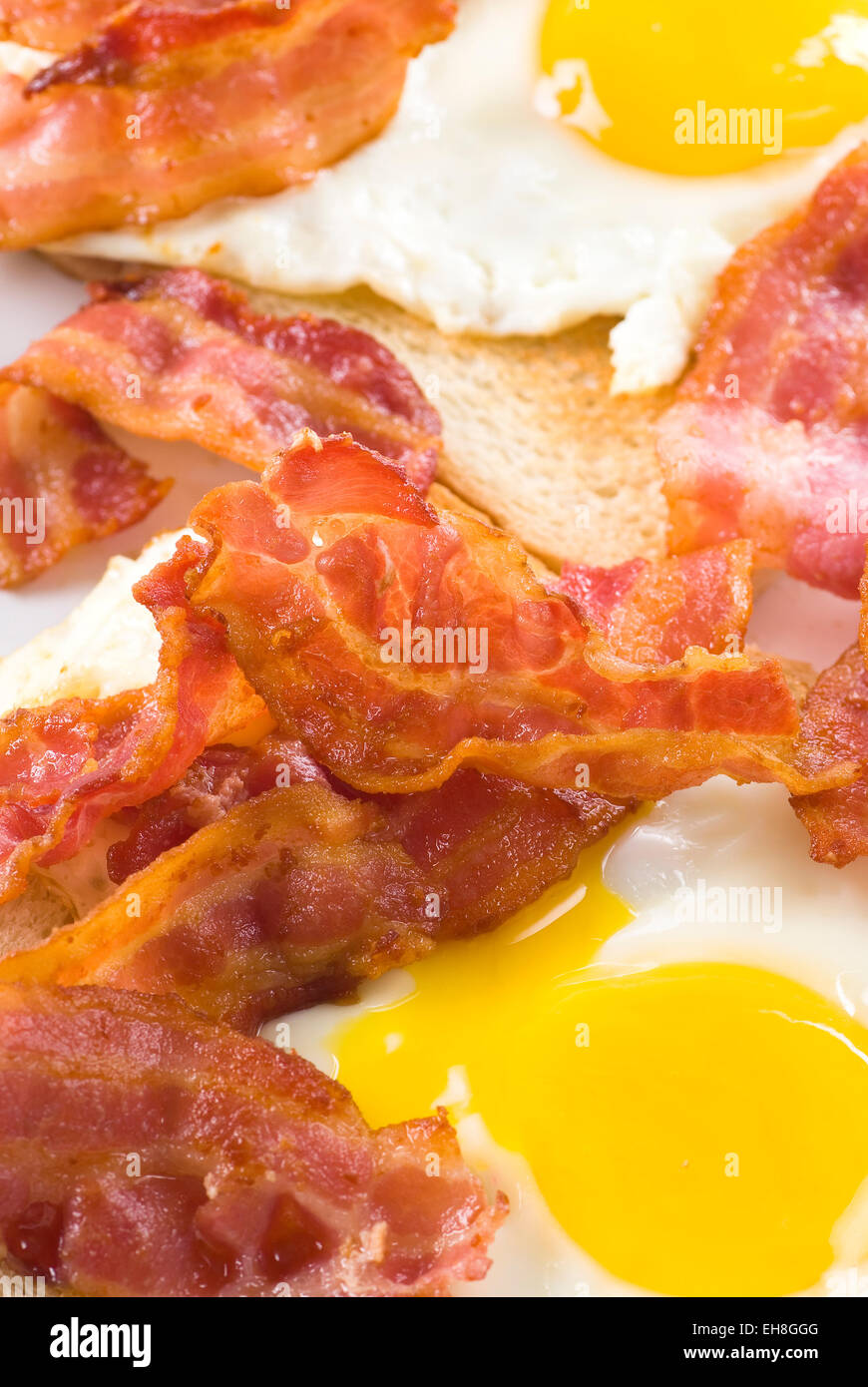 Fried bacon et d'œufs sur le pain blanc. Banque D'Images