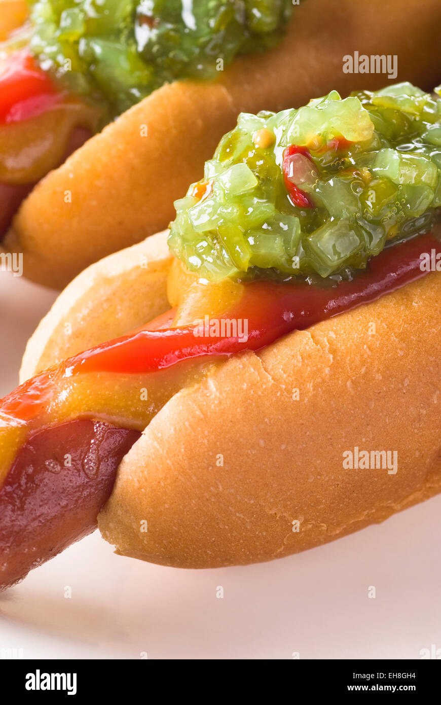 Relish sucrée sur hot-dog grillé. La moutarde et le ketchup. Banque D'Images