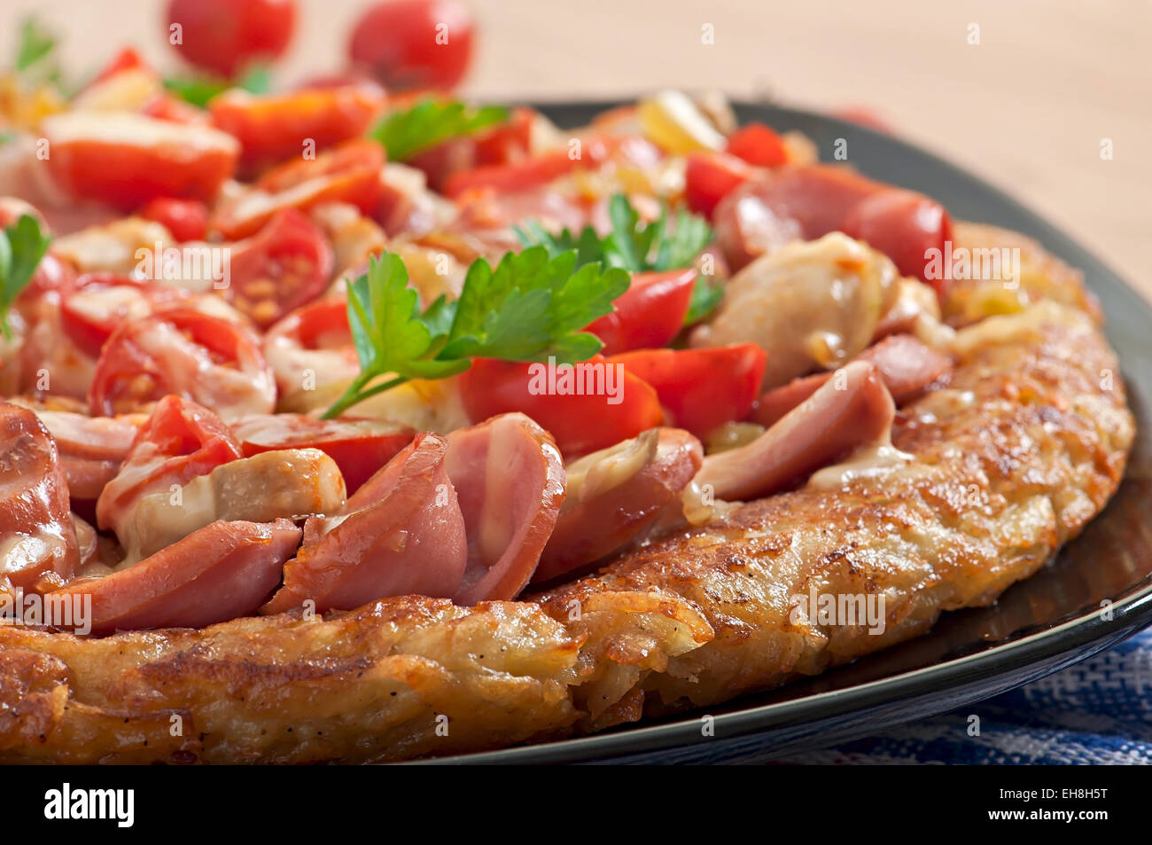Gratin de pommes de terre - pizza à la saucisse, champignons et tomates Banque D'Images