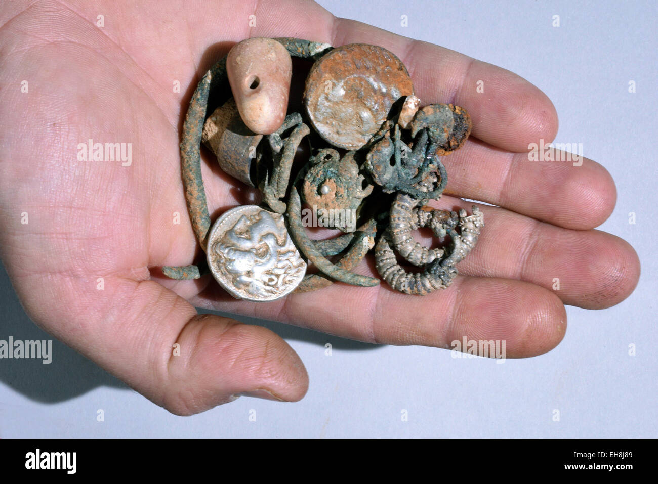 (150309) -- Jérusalem, 9 mars 2015 (Xinhua) -- photo non datée publiée par Israel Antiquities Authority montre la cache d'objets en argent trouvés dans le nord d'Israël : deux pièces d'Alexandre de Macédoine, trois, quatre Bagues Bracelets Boucles d'oreilles décorées, deux, trois boucles d'autres (probablement en argent) et une petite pierre de poids. Les pièces rares et des bijoux de l'époque d'Alexandre le Grand ont été trouvés par hasard dans une grotte dans le nord d'Israël, des fonctionnaires de l'Autorité des antiquités d'Israël a dit le 9 mars 2015. Les 2 300 ans, comprend les pièces d'argent cache d'Alexandre le Grand, qui conquere Banque D'Images