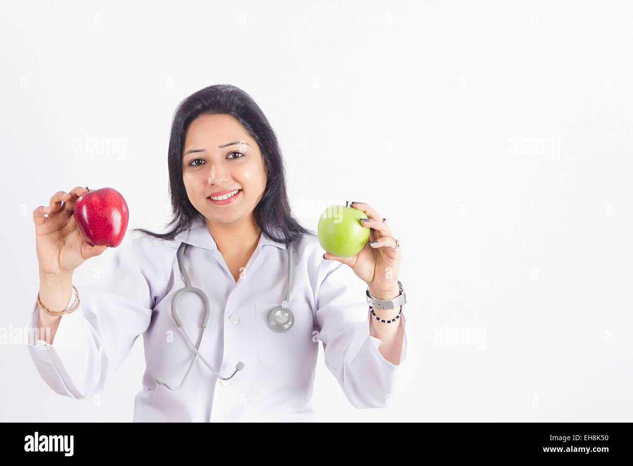 1 adultes femme médecin indien montrant Apple Banque D'Images