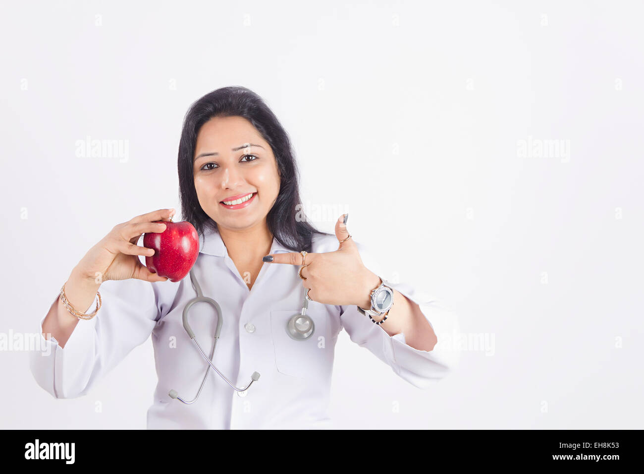 1 adultes femme médecin indien Apple montrant du doigt Banque D'Images