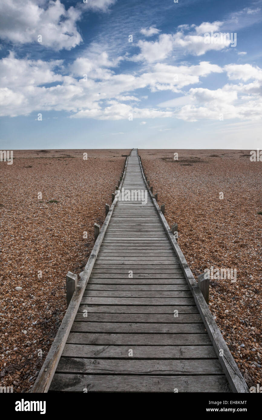 Promenade en bois qui mène à la plage de galets à Dungeness, Kent, England, UK Banque D'Images