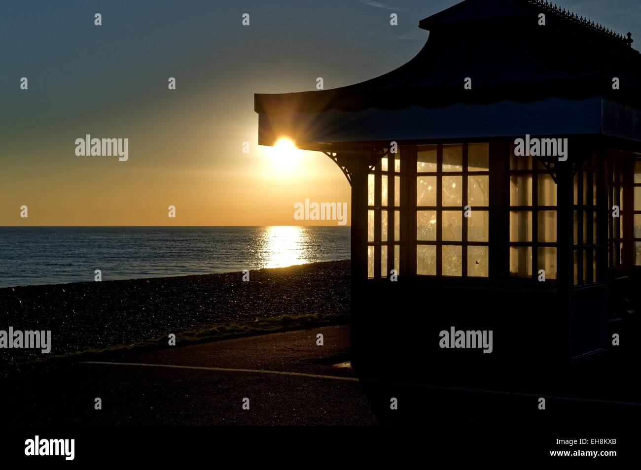 Coucher du soleil et l'abri du front de mer en silhouette Worthing Sussex Banque D'Images