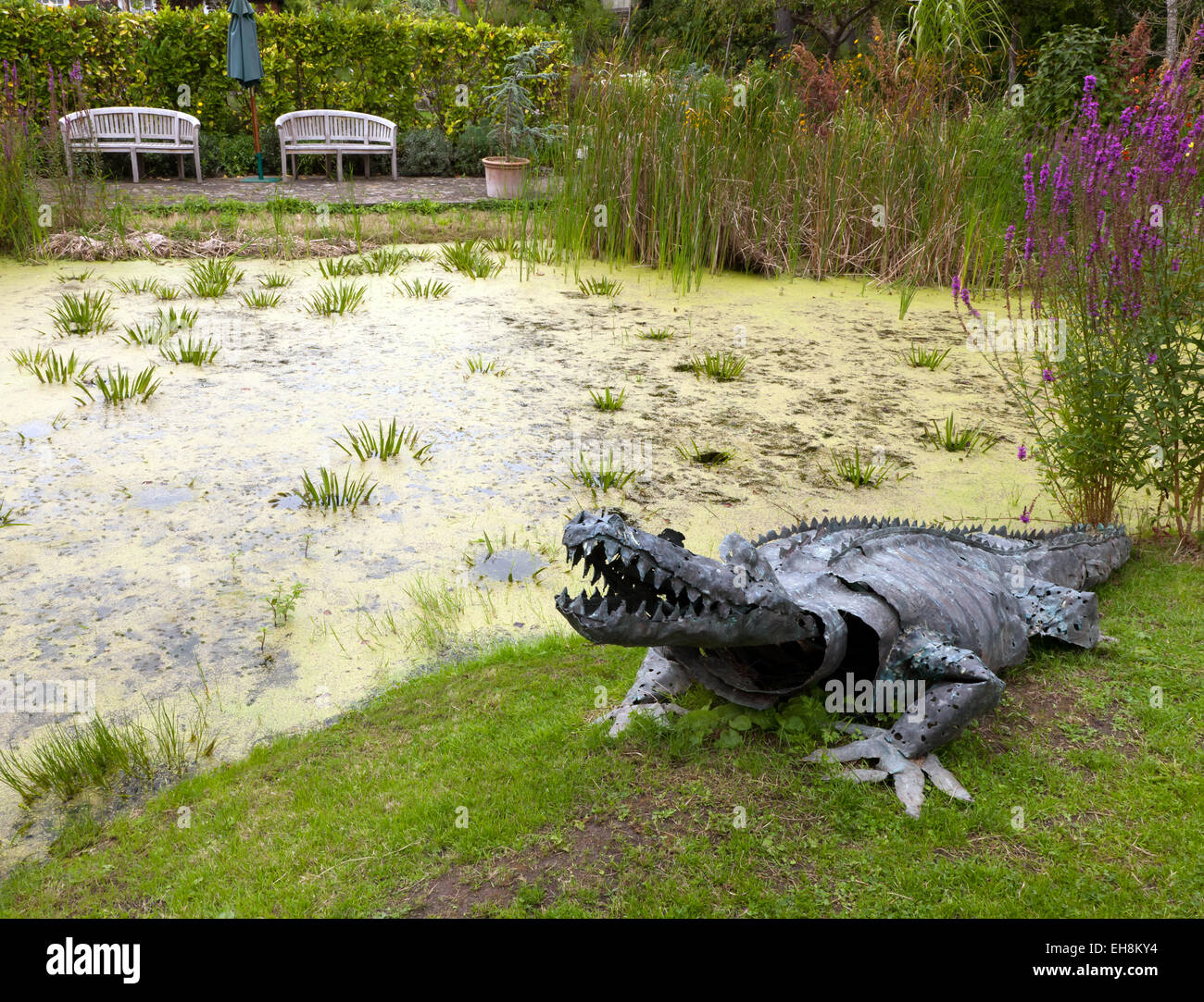 Crocodile cuivre sculpture par Emily Stone, à l'affiche au Jardins Secrets, Sandwich, Kent Banque D'Images