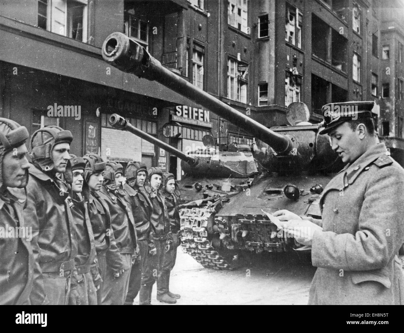 Dans l'armée soviétique HOHENZOLLERNSTRASSE, Berlin. Commandant soviétique donne des ordres à son unité en avril 1945, à côté de leurs chars IS-3 Banque D'Images