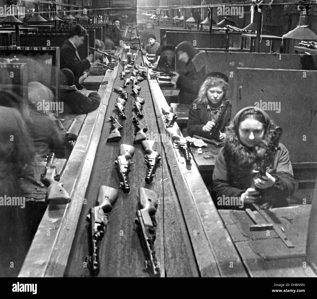 Les travailleuses de l'armement soviétique PPSH-41 aménagement des mitraillettes sur une ligne de production en usine sur 1943 Banque D'Images