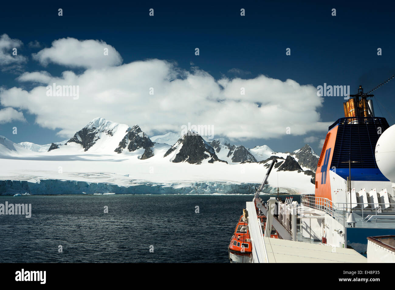 Îles Orcades du Sud, bateau de croisière antarctique MS Hanseatic au Laurie Island Banque D'Images