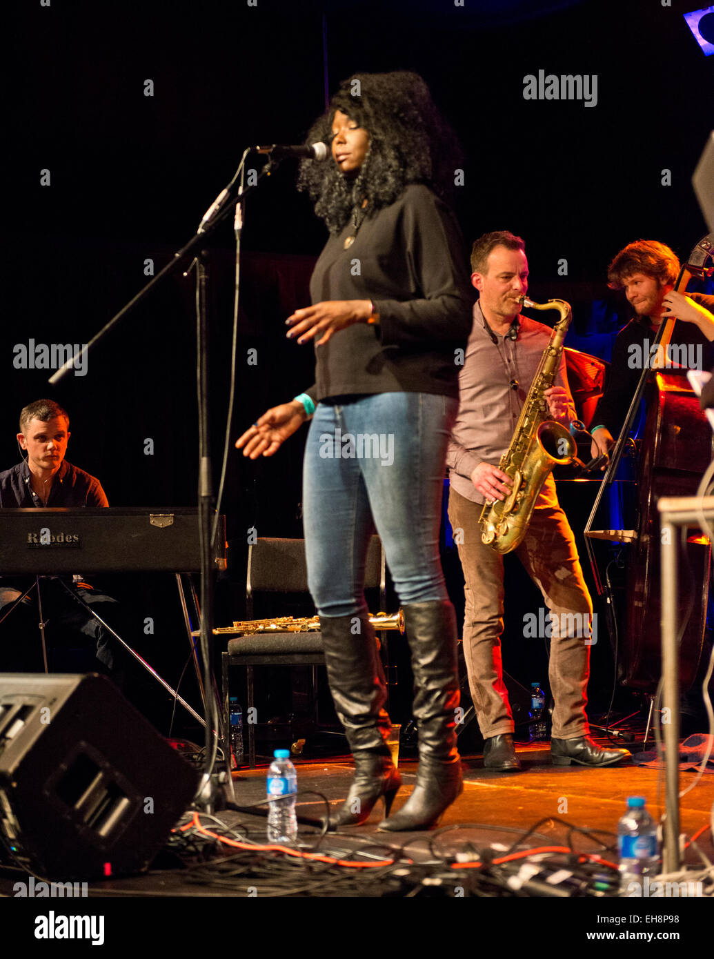 Colston Hall, Bristol, Royaume-Uni. 8 mars, 2015. Caméra Matériel roulant lentement, Dione Bennett, Dave Stapleton, Elliot Bennett, Deri Roberts, Stuart McCullam, Ben Waghorn & Aiden Thorne effectuer à Bristol 2015 Jazz & Blues Festival. Crédit : charlie bryan/Alamy Live News Banque D'Images