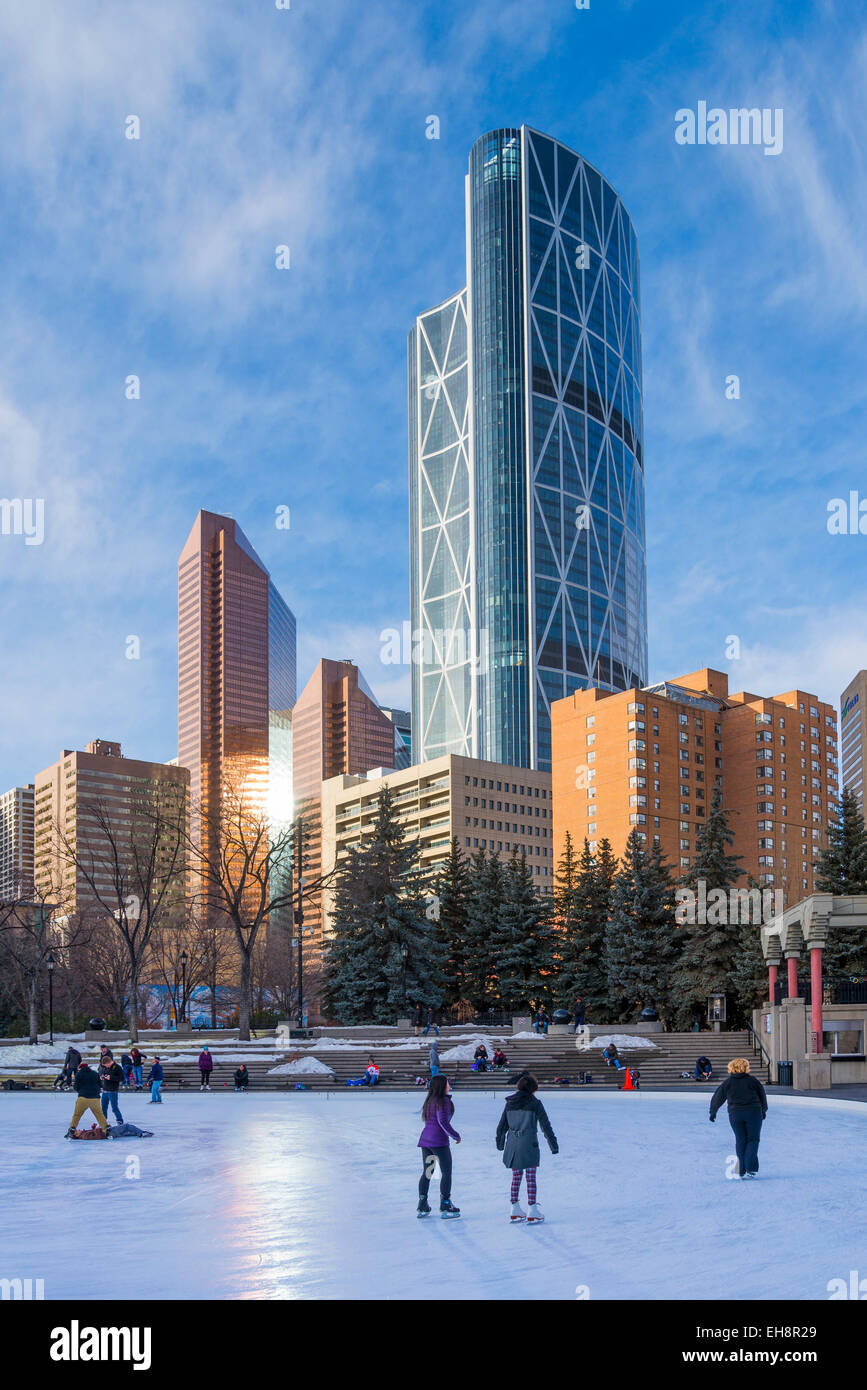 Patineurs profiter Rink at Olympic Plaza, le centre-ville de Calgary, Alberta, Canada Banque D'Images