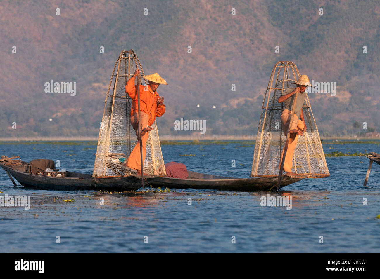 Deux pêcheurs d'aviron de la jambe sur le lac Inle, Myanmar ( Birmanie ), l'Asie Banque D'Images