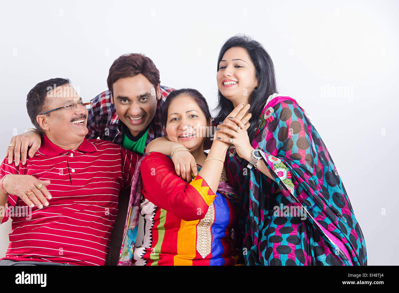 4 fils adultes parents indiens et Daughter-In-Loi assis canapé Banque D'Images