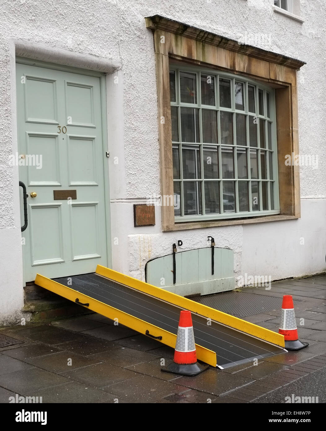 Mobilité rampe d'accès à un bâtiment dans une rue dans le centre de Bristol. 9 mars 2015 Banque D'Images