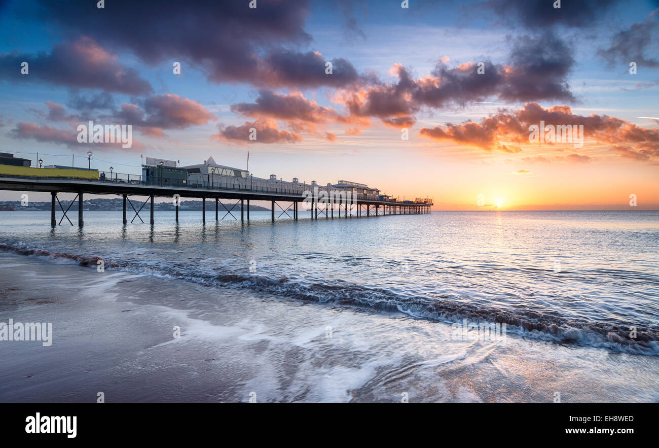 Beau lever de soleil spectaculaire à Paignton pier sur la Riviera anglaise dans le Devon Banque D'Images