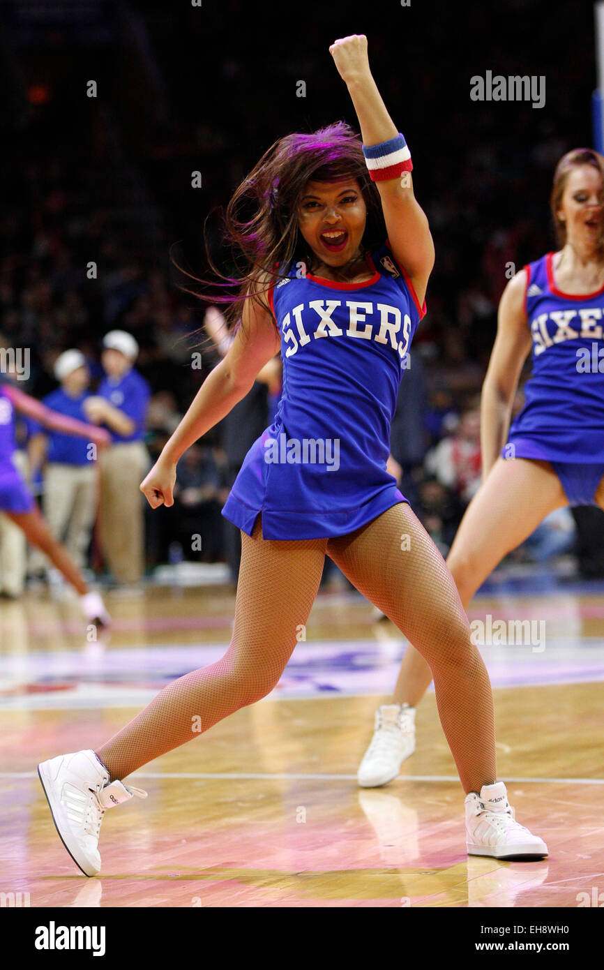 7 mars 2015 : Philadelphia 76ers danseurs effectuer au cours de la NBA match entre les Atlanta Hawks et les Philadelphia 76ers au Wells Fargo Center de Philadelphie, Pennsylvanie. Les Philadelphia 76ers a gagné 92-84. Banque D'Images