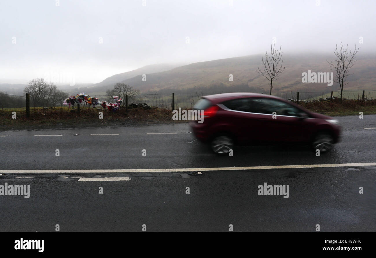 Libanus UK. Le lundi 09 mars 2015 Photo : Fleurs et hommages laissés sur les lieux de l'accident sur l'A470 entre histoire Armes et Libanus près de Brecon, dans le sud du Pays de Galles. Re : l'assistance est accordée aux élèves de l'école Vallée de Glamorgan et un collège de Cardiff après trois adolescents ont été impliqués dans un accident mortel en Powys. Alesha O'Connor, son petit ami Rhodri Miller et Corey Price, les 17 et de Barry, est décédé dans la collision près de Histoire Armoiries, Brecon, tard le vendredi. Margaret Elizabeth Challis, 66, de Pontypridd, a également été tué. Credit : D Legakis/Alamy Live News Banque D'Images