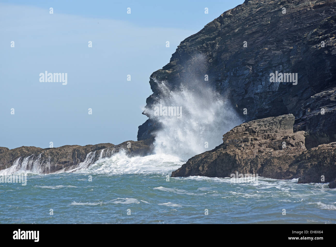 Vague massive se briser contre la falaise, Barras le nez, Tintagel, Cornwall, UK. Banque D'Images