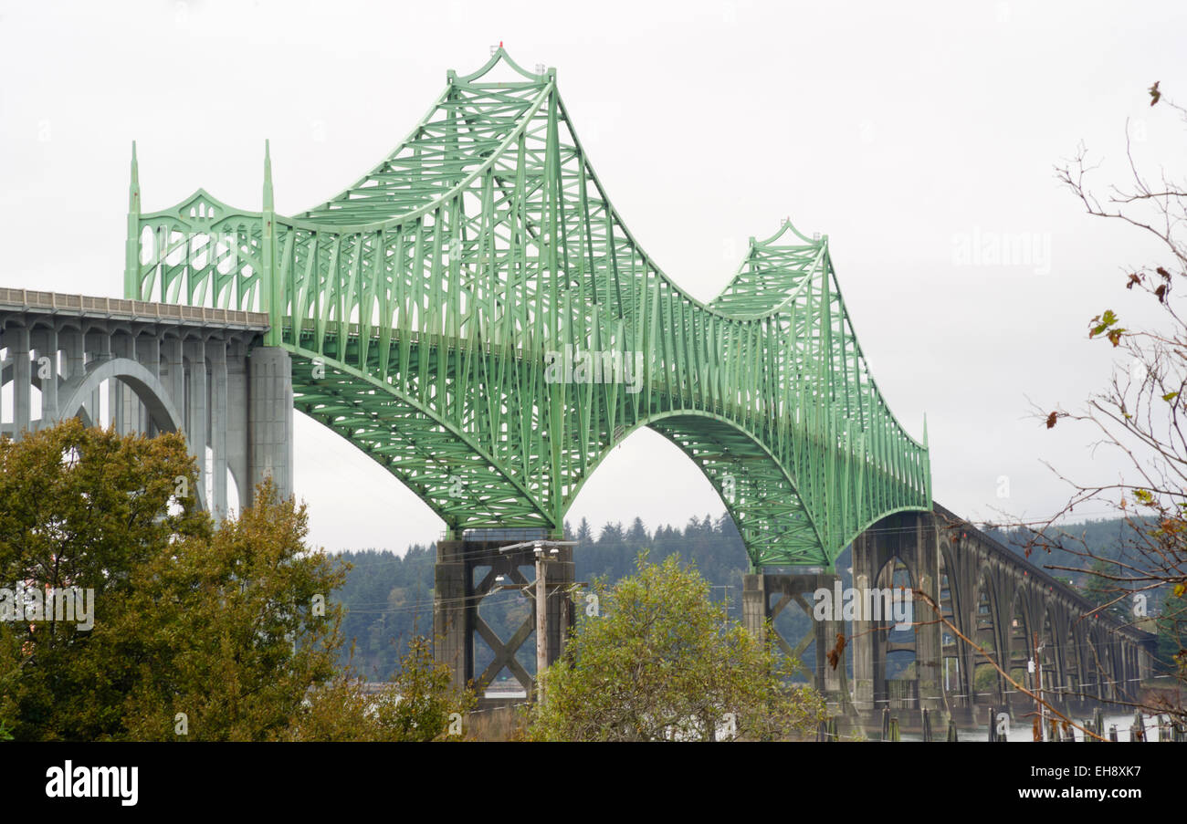 Ce pont enjambe la baie pittoresque à l'embouchure de la rivière Yaquina Banque D'Images