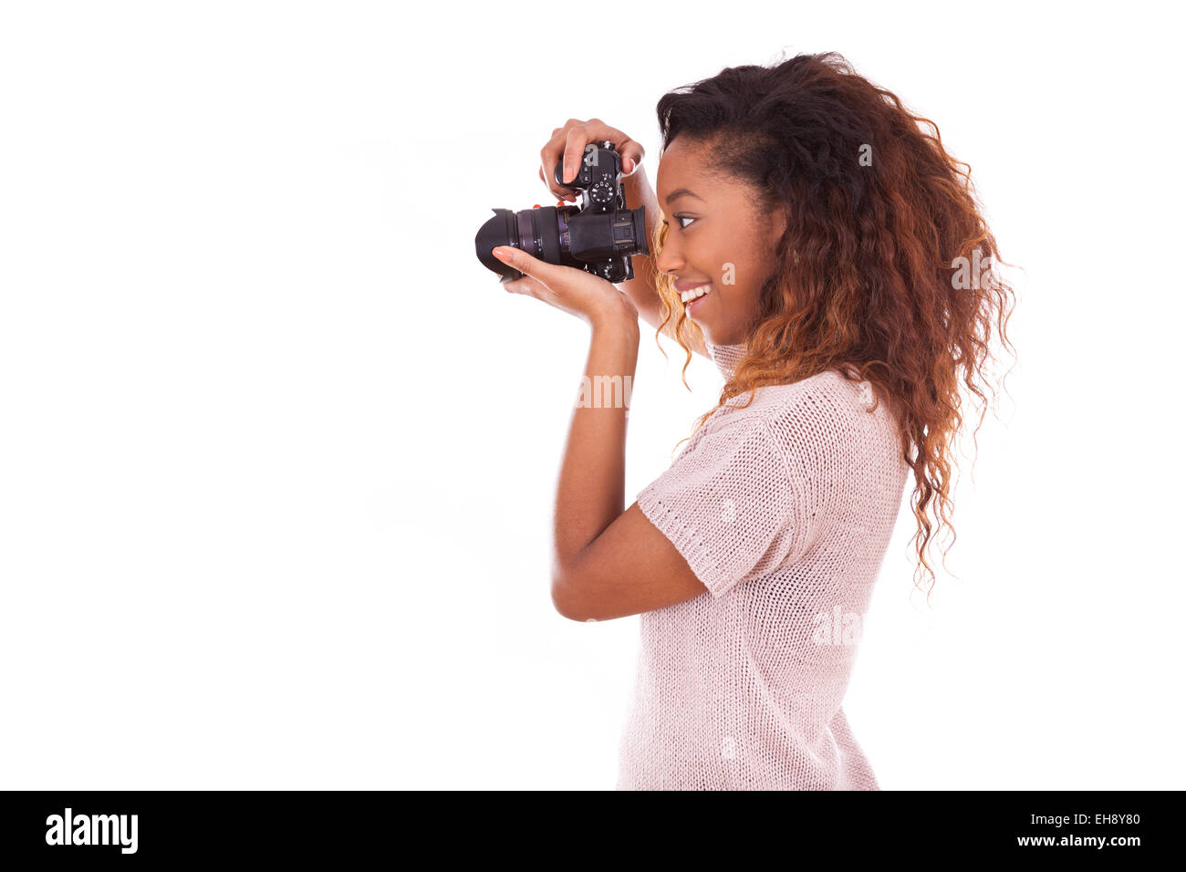 Le photographe américain africain à prendre des photos avec un appareil photo DSLR Banque D'Images