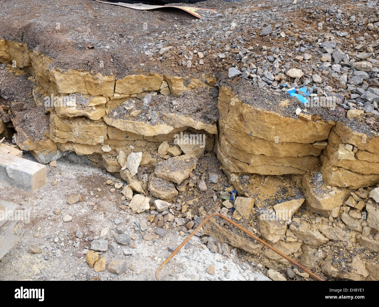 Pierre de Bath de matières premières dans le côté d'une excavation, montrant la rupture de nature du sol. 6 mars 2015 Banque D'Images