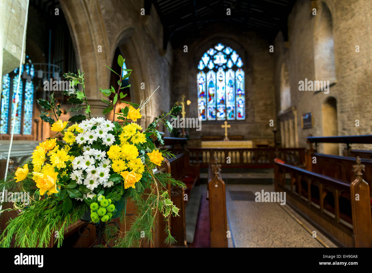 Les fleurs de printemps dans l'église de St Mary's, une église anglicane dans le Oxfordshire ville de Chipping Norton Banque D'Images