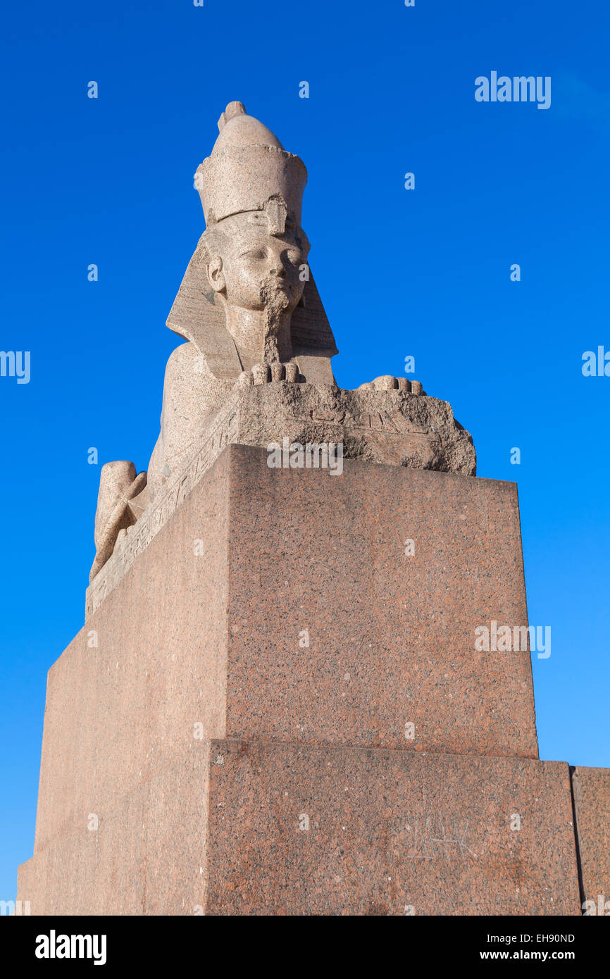 Sphinx de granit monument ancien sur fond de ciel bleu. Vue de la côte de la rivière Neva, à Saint-Pétersbourg, Russie Banque D'Images