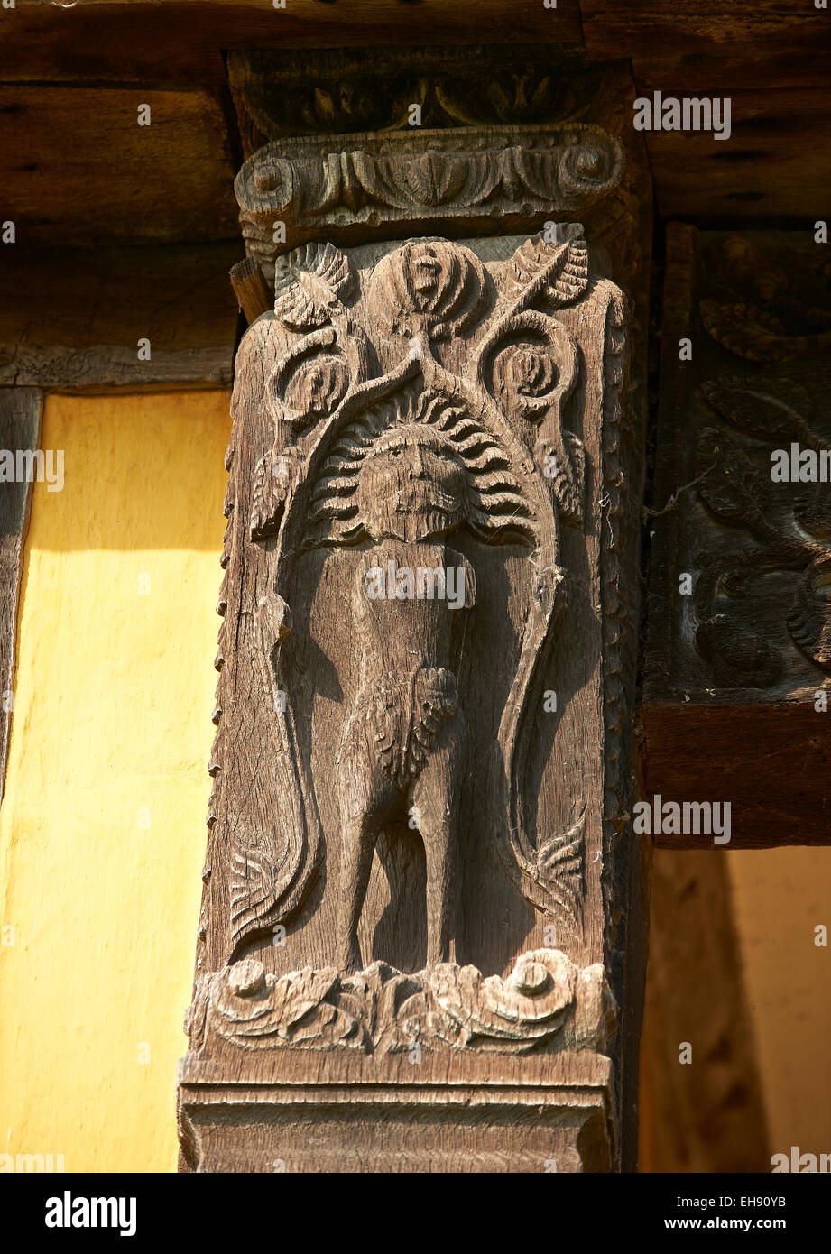 Sculpture sur bois médiévale d'Adam sur la porte de chambre Château Stokesay, Shropshire, Angleterre Banque D'Images