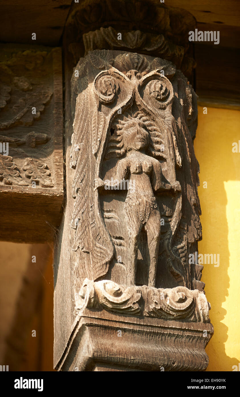 Sculpture sur bois médiévale de veille sur la porte de chambre Château Stokesay, Shropshire, Angleterre Banque D'Images