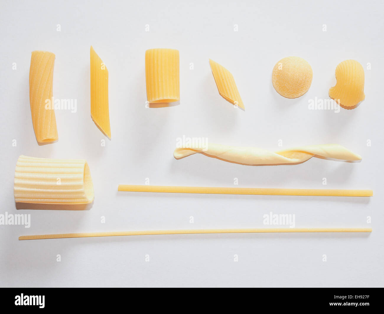 Types mixtes de pâtes italiennes notamment penne, macaroni, mezze penne, orecchiette, lumache, paccheri, spaghetti et trenette Banque D'Images