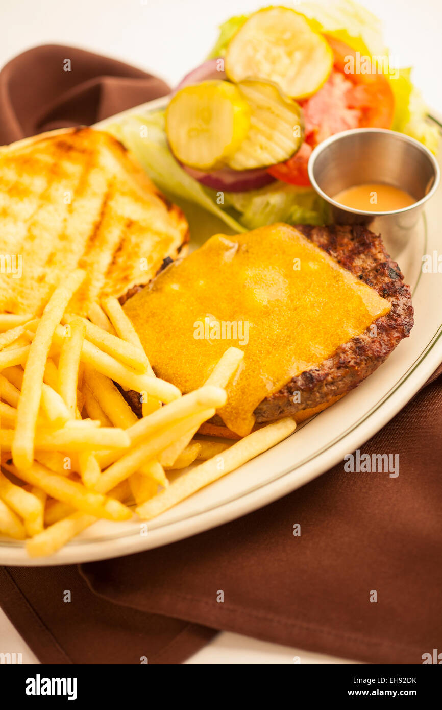 Paradise cheese burger avec des frites, Paradise Cafe, Santa Barbara, Californie Banque D'Images