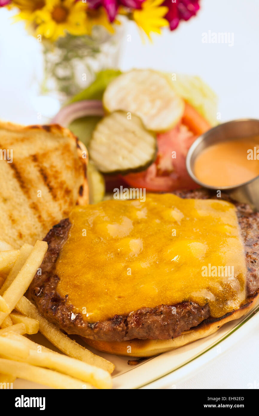 Paradise cheese burger avec des frites, Paradise Cafe, Santa Barbara, Californie Banque D'Images