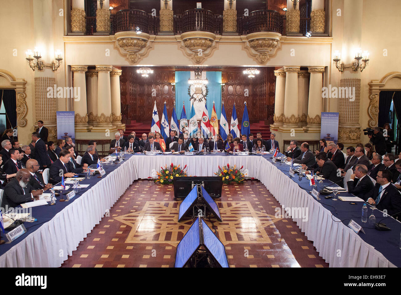 Guatemala City, Guatemala. Mar 9, 2015. Le Président du Guatemala, Otto Perez Molina (C) prononce un discours lors de l'ouverture du sommet du système d'intégration centraméricaine (SICA, pour son sigle en espagnol) et l'Espagne, dans le Palais de la culture nationale, dans la ville de Guatemala, capitale du Guatemala, le 9 mars 2015. Selon la presse locale, le Premier Ministre espagnol, Mariano Rajoy, se trouve au Guatemala pour une visite officielle de deux jours où il participe au Sommet de la SICA et de l'Espagne. © Luis Echeverria/Xinhua/Alamy Live News Banque D'Images