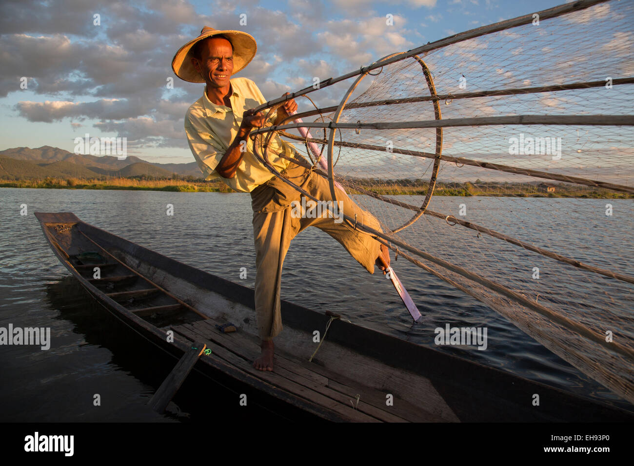 Pêcheur de Shan, au Lac Inle, Myanmar Banque D'Images