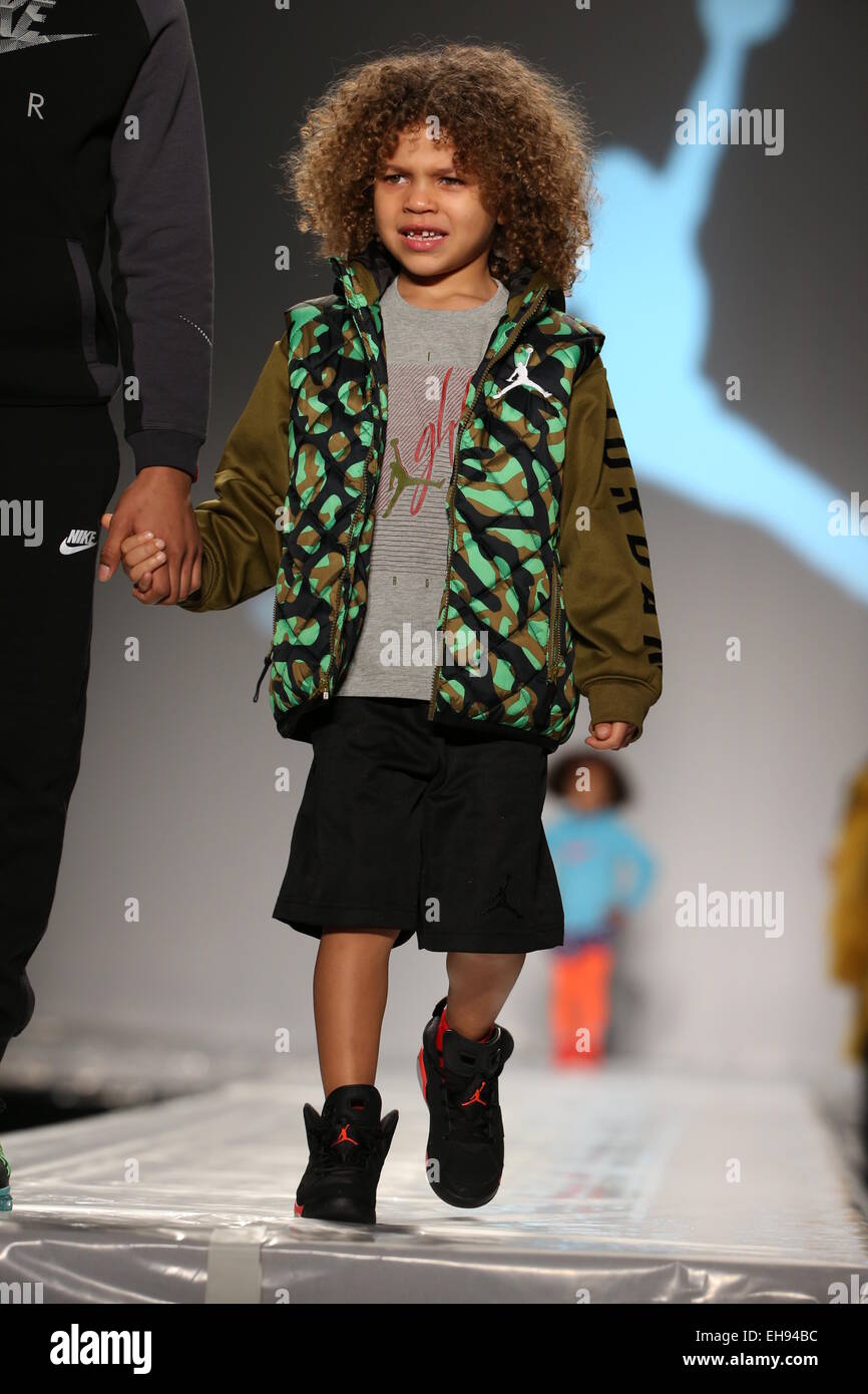 Enfant model à la Nike Levi's Kids fashion show Mercedes-Benz Fashion Week  Automne 2015 Photo Stock - Alamy