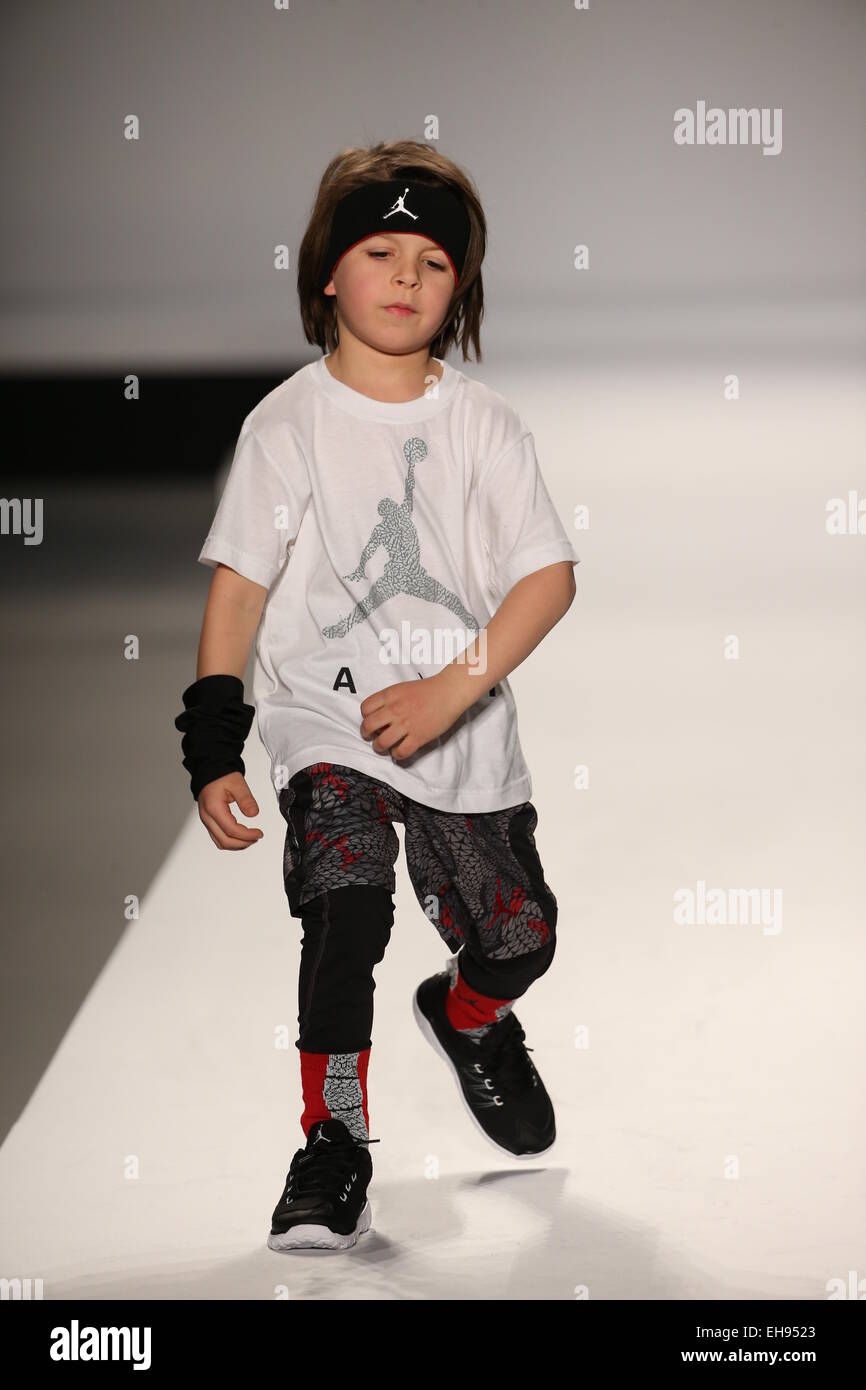 Enfant model à la Nike Levi's Kids fashion show Mercedes-Benz Fashion Week  Automne 2015 Photo Stock - Alamy