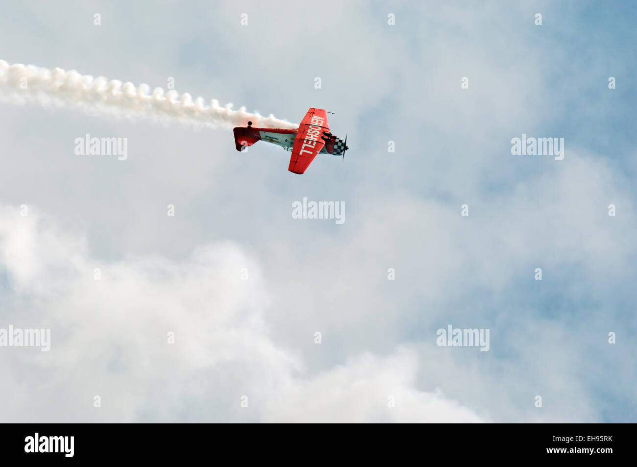 Ce rouge et blanc avion Aeroshell est pris à l'envers dans cette image à partir de l'air et de l'eau 2010 Chicago Show. Banque D'Images