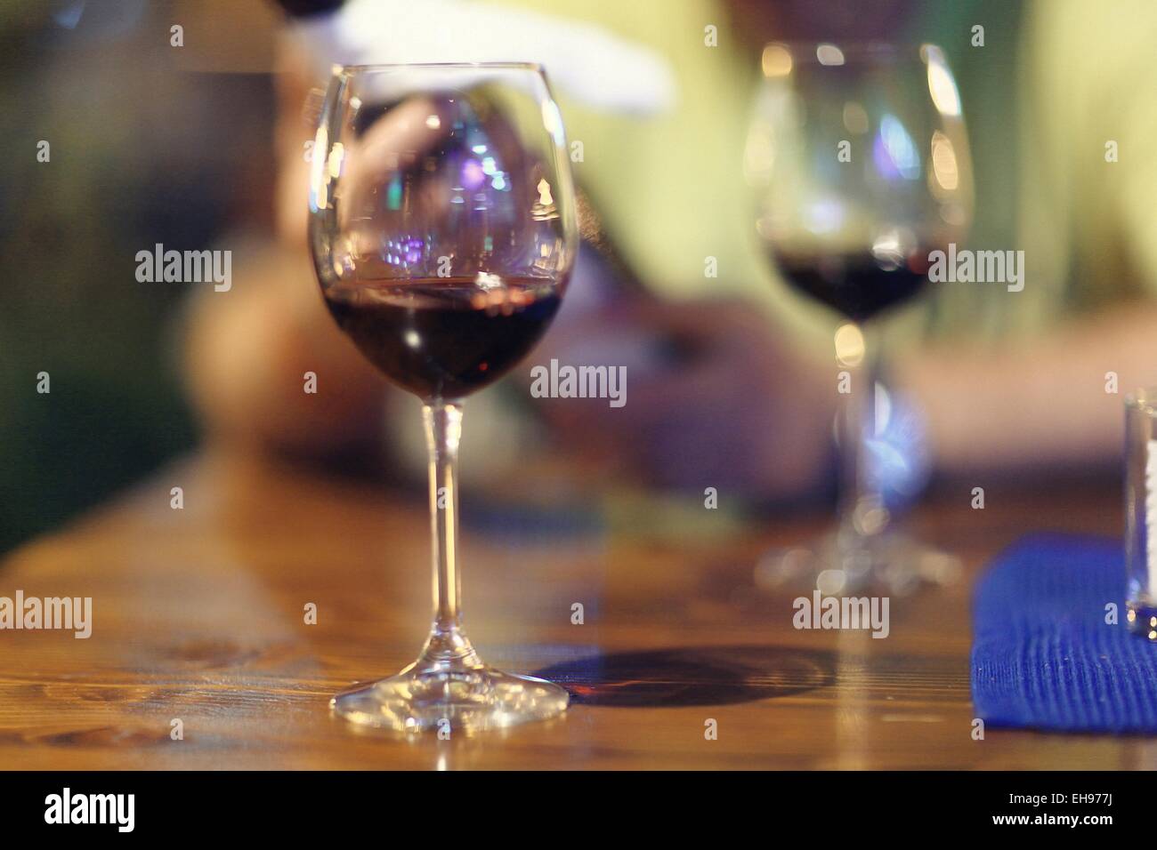 Verres de vin rouge au concept de restaurant l'alcool Banque D'Images