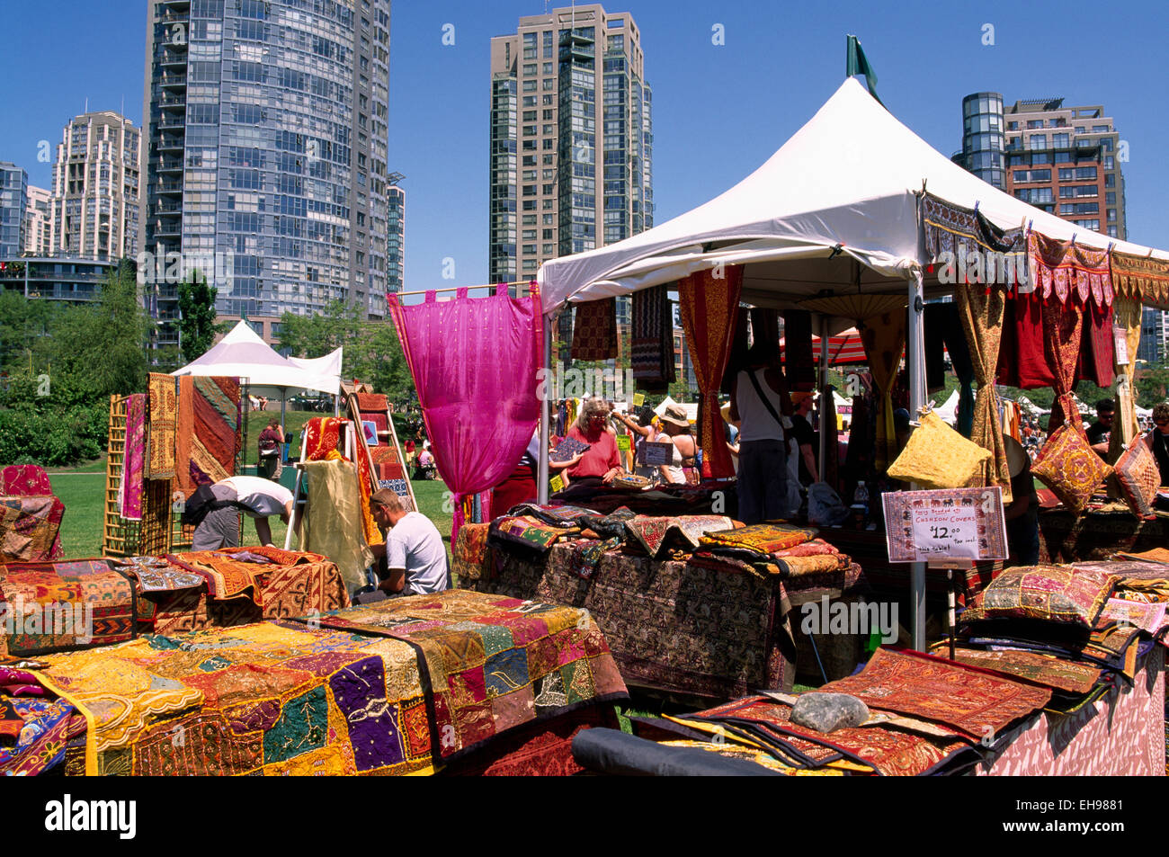 Yaletown, Vancouver, C.-B. Colombie-Britannique, Canada - Textiles de l'Indonésie pour la vente au marché de plein air et de Bazar, parc David Lam Banque D'Images