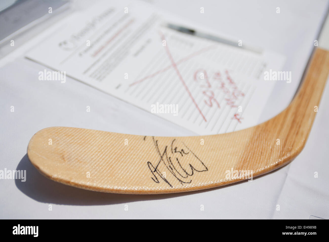 Joueur de hockey professionnel signé stick que l'événement de levée de fonds - USA Banque D'Images